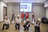 吉爾吉斯同學表演吉爾吉斯傳統舞蹈。